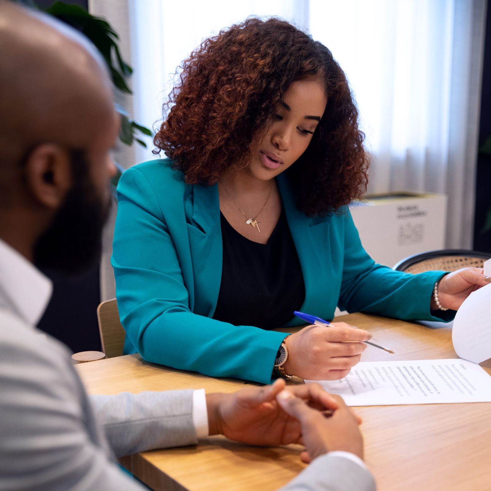 Une candidate relit et signe sa proposition